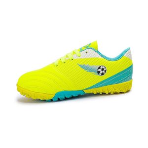 Low-top soccer shoes