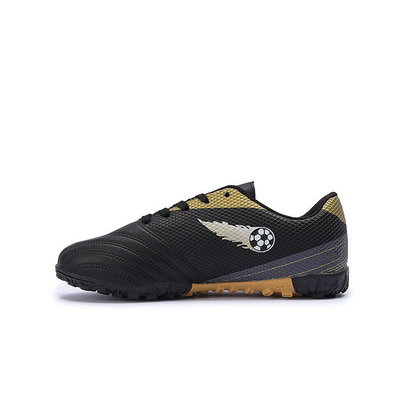 Low-top soccer shoes