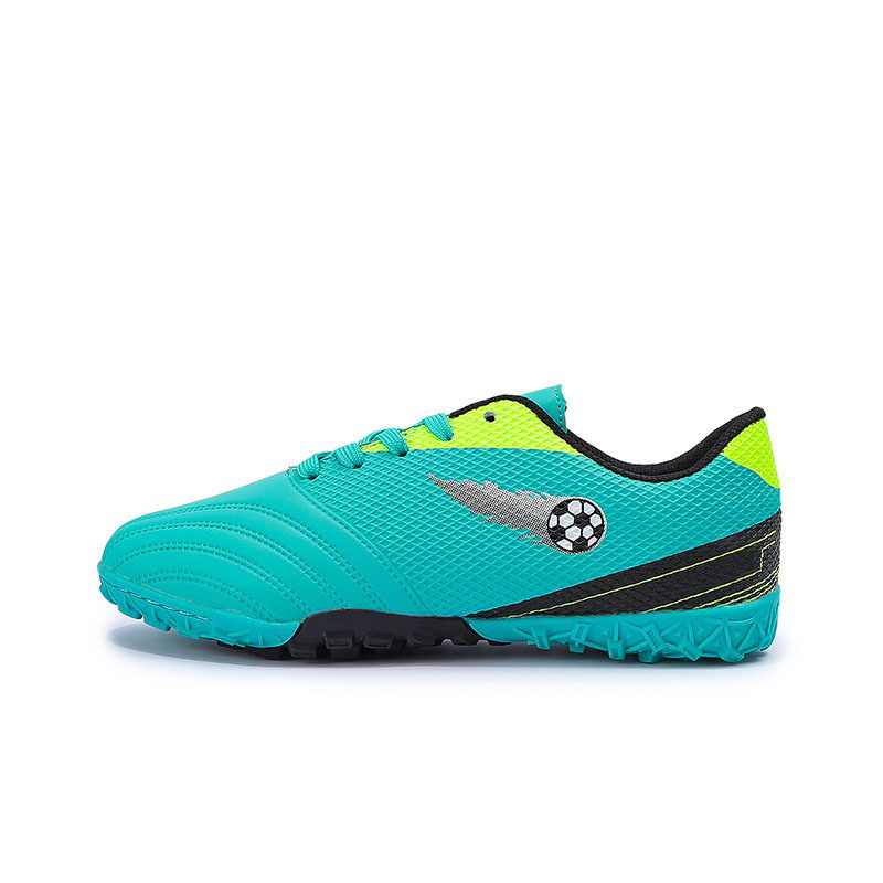 Low-top soccer shoes