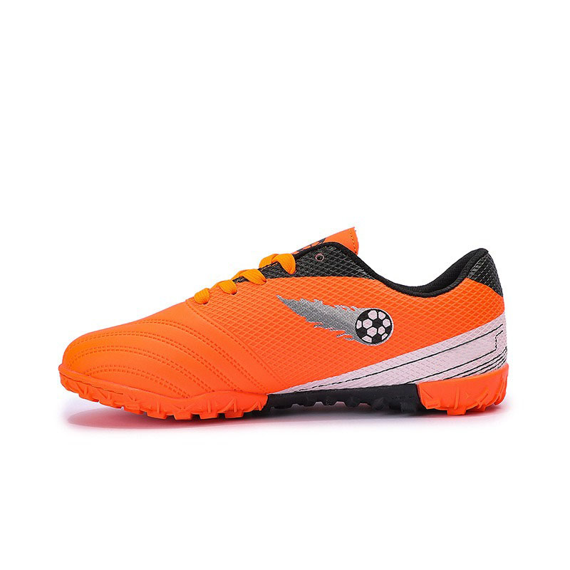 Low-top soccer shoes